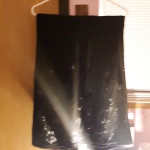Is a black velvet skirt with glitter flowers.